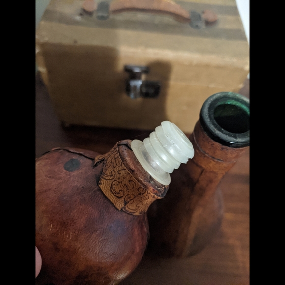 Antique Distressed Real Leather Covered Italian Whisky Decanter - Picture 11 of 12